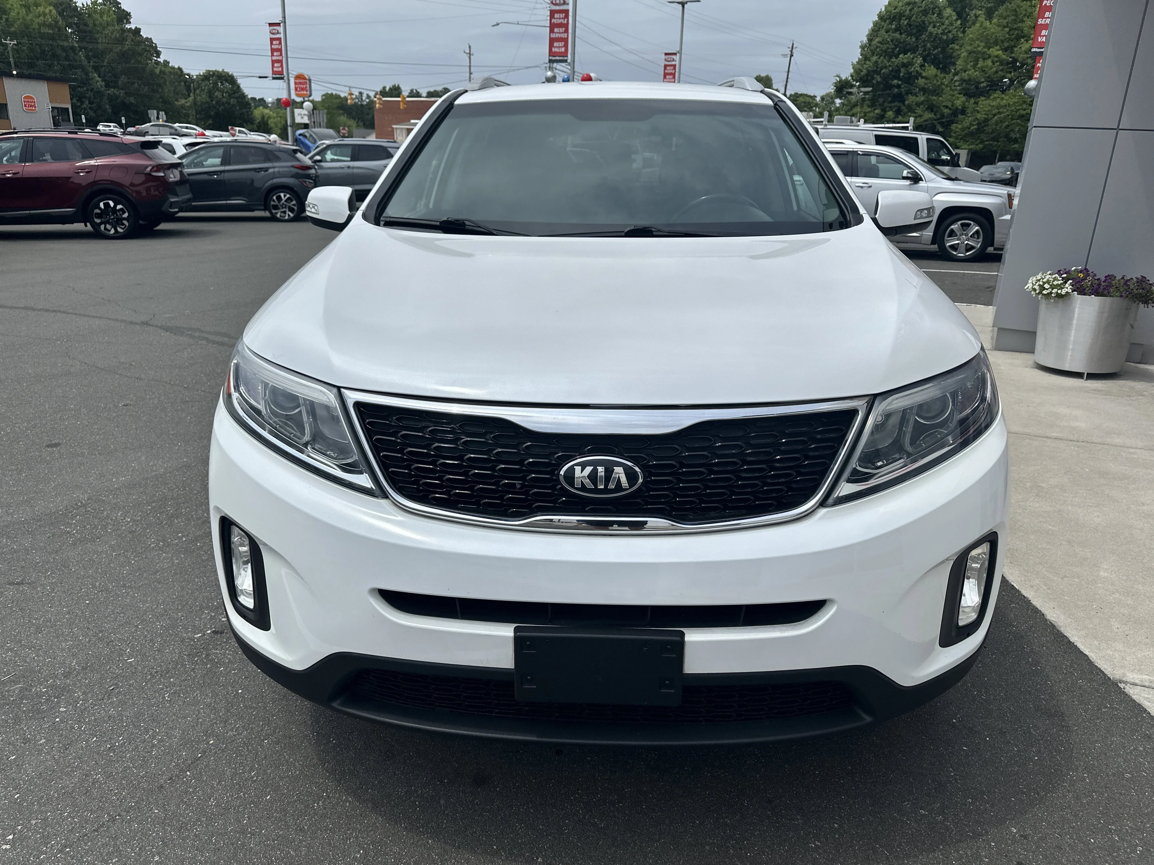 Used 2015 Snow White Pearl Kia LX image 3