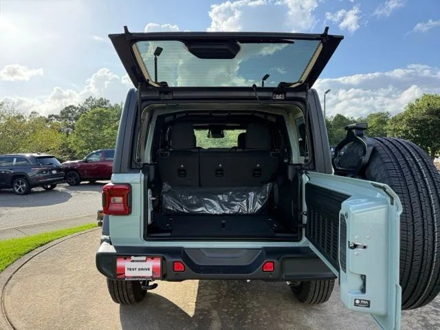 New 2026 Earl Clearcoat Jeep Sport S image 27