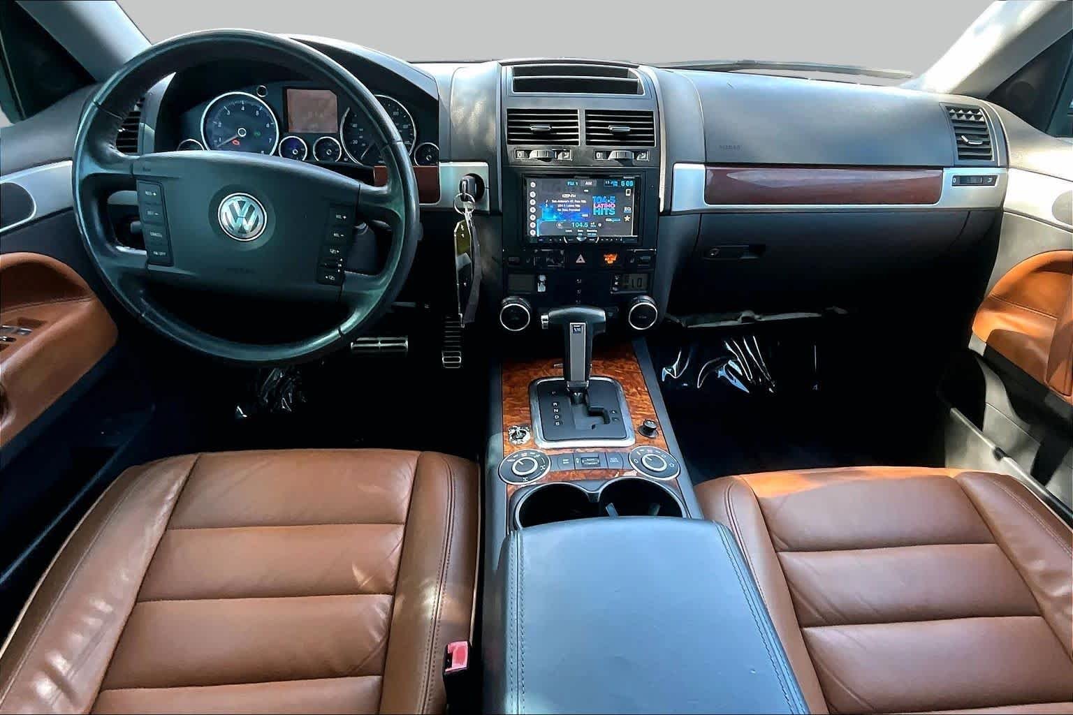 Used 2006 Black Volkswagen 4.2L V8 image 20