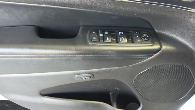 Used 2018 Bright White Clearcoat Jeep Trailhawk image 21
