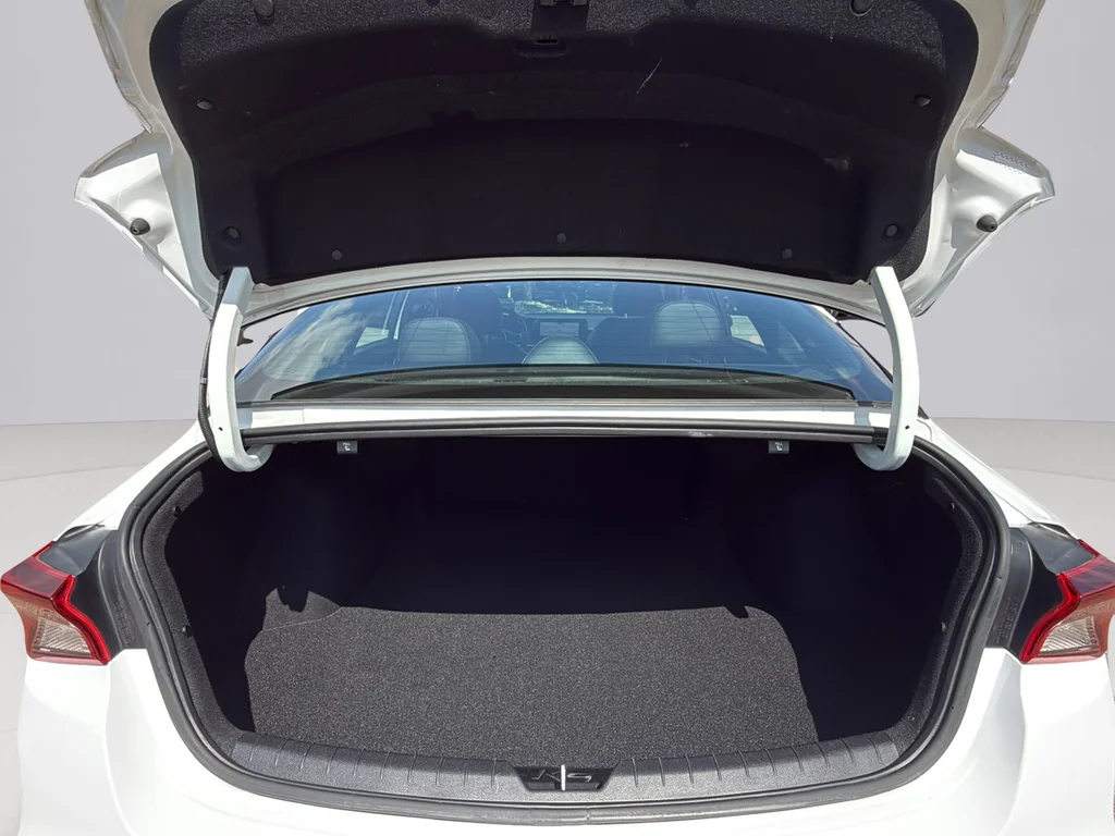 Used 2023 Glacial White Pearl Kia GT-Line image 29