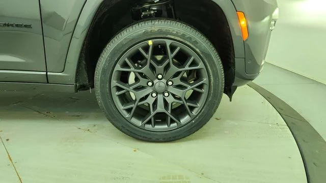 New 2026 Baltic Gray Metallic Clear-Coat Exterior Paint Jeep Summit image 13