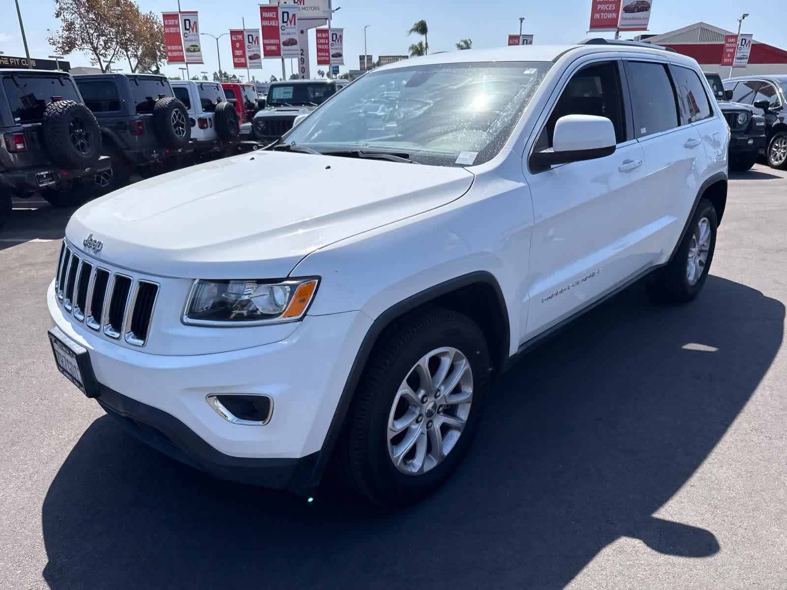 Used 2015 Bright White Clearcoat Jeep Laredo image 25