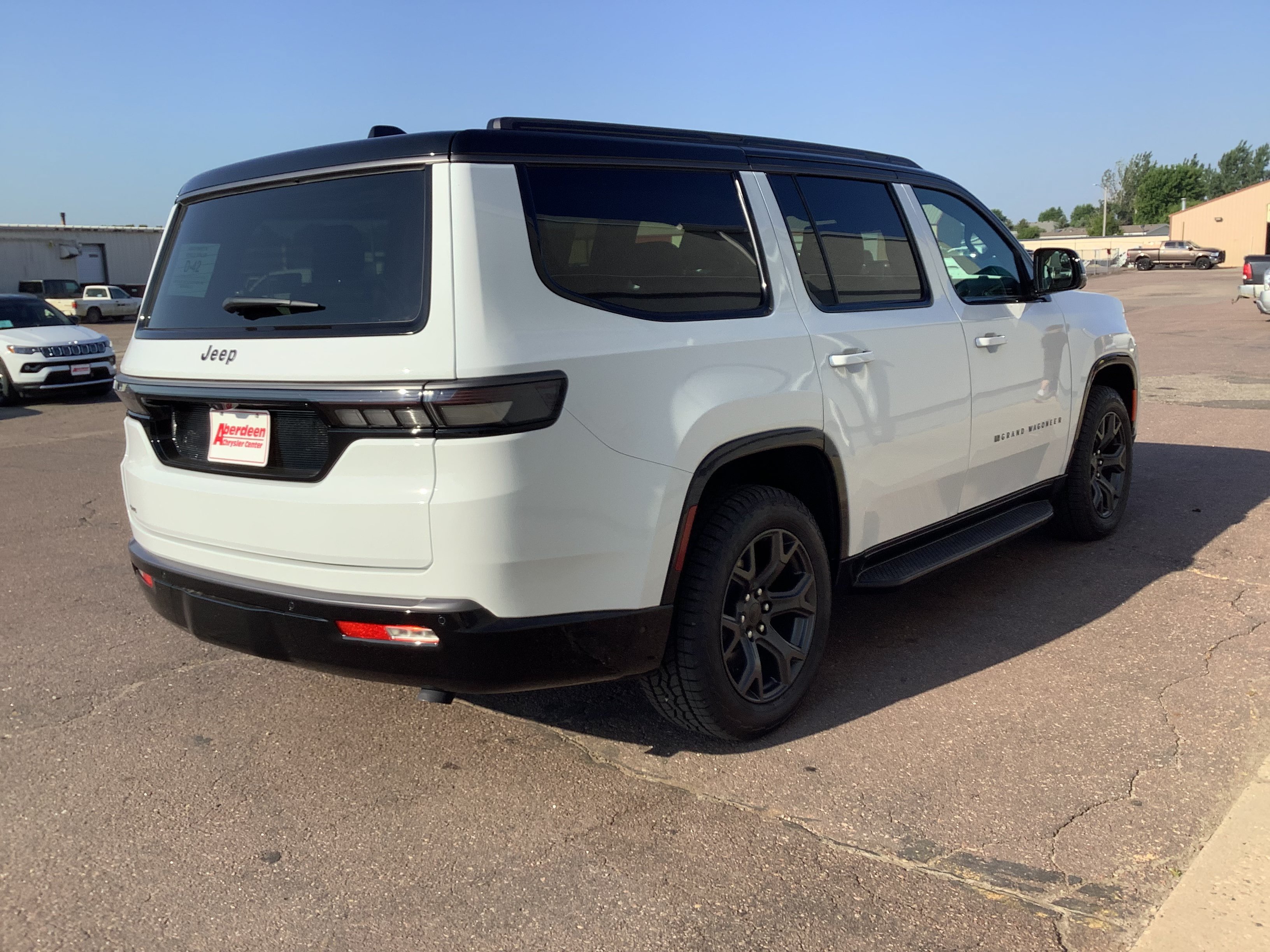 New 2026 Bright White Clear-Coat Exterior Paint Jeep Upland image 5