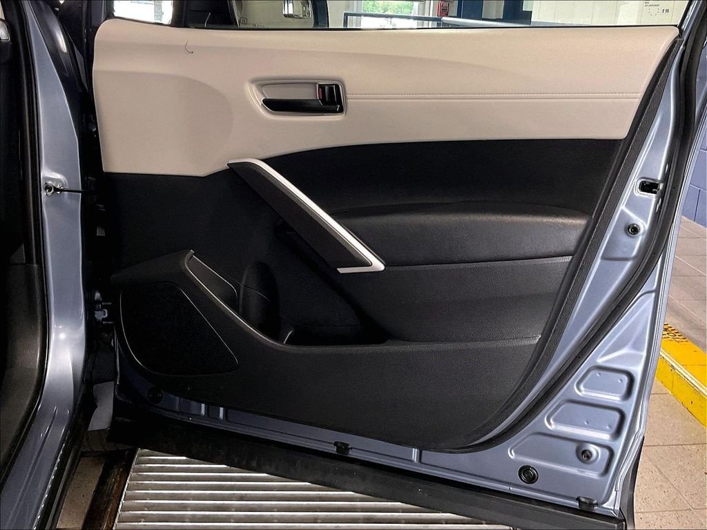 Used 2025 Celestite Toyota L image 12