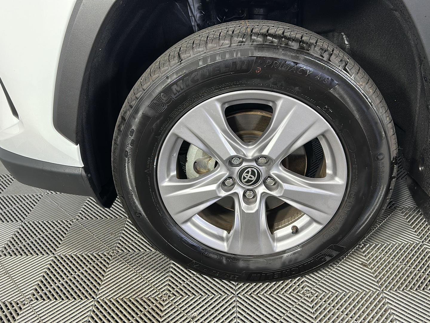 Used 2025 Ice Cap Toyota XLE image 5