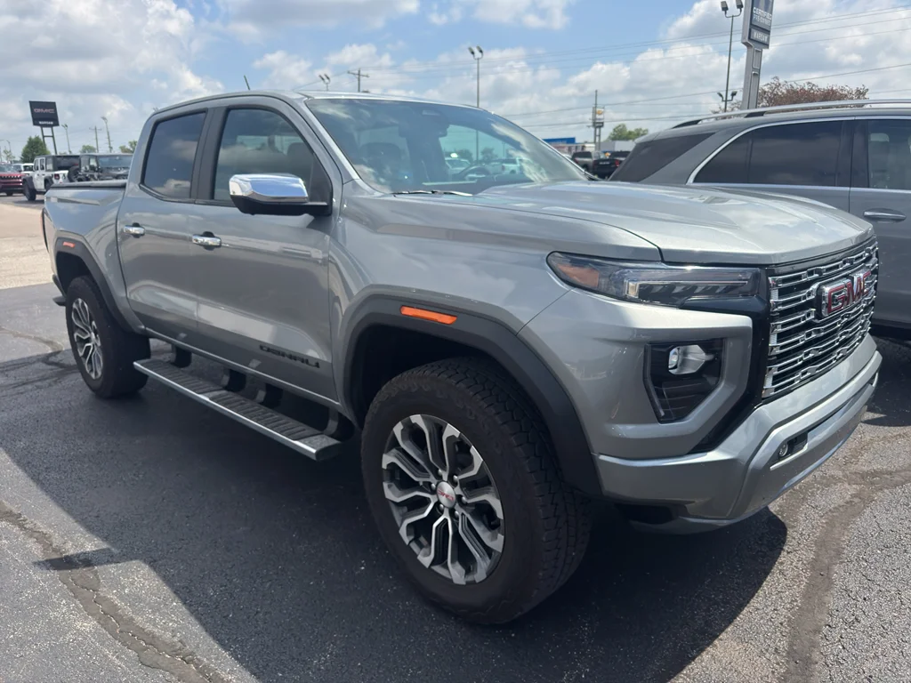 Used 2025 Sterling Metallic GMC 4WD Denali image 4