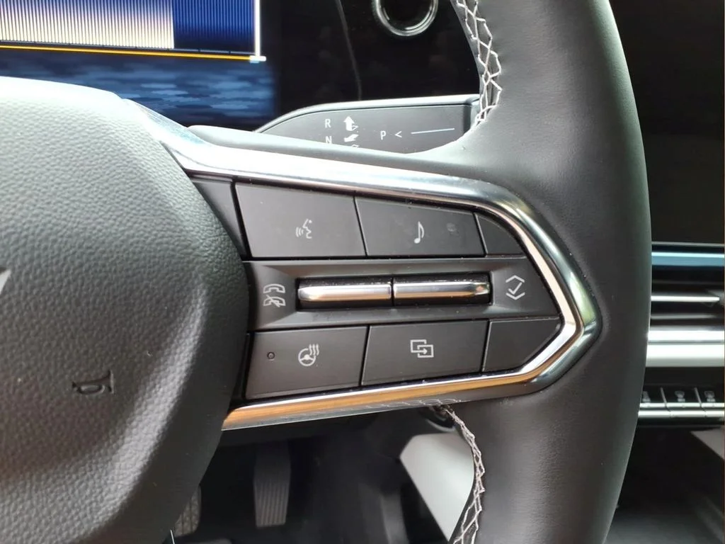 Used 2025 White Chevrolet LT image 13