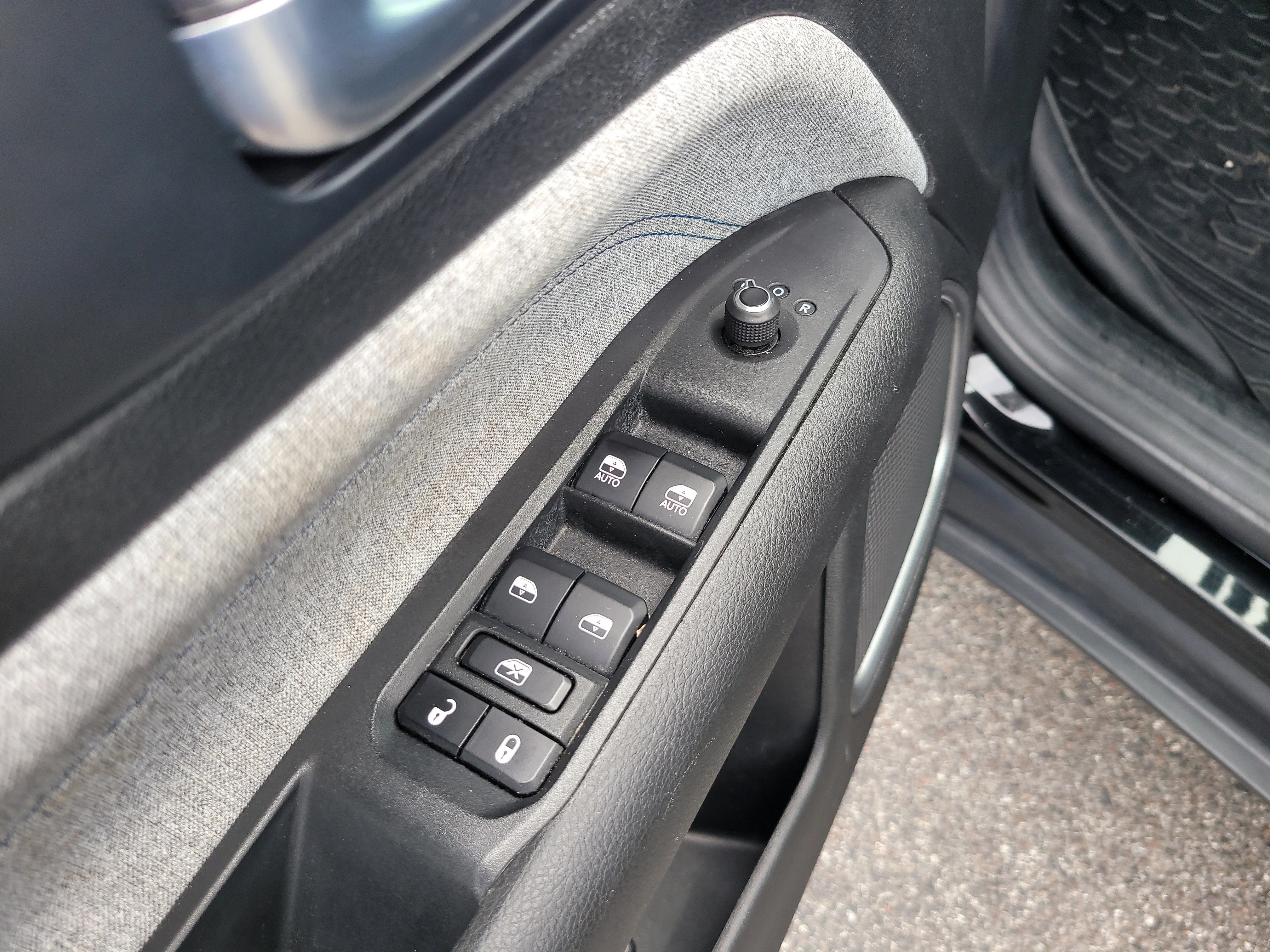 Used 2023 Diamond Black Crystal Pearlcoat Jeep Latitude image 16
