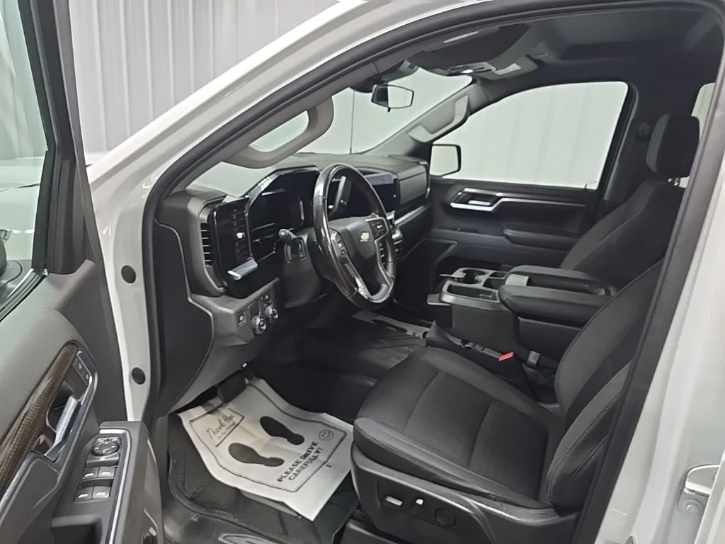 Used 2022 White Chevrolet LT image 28