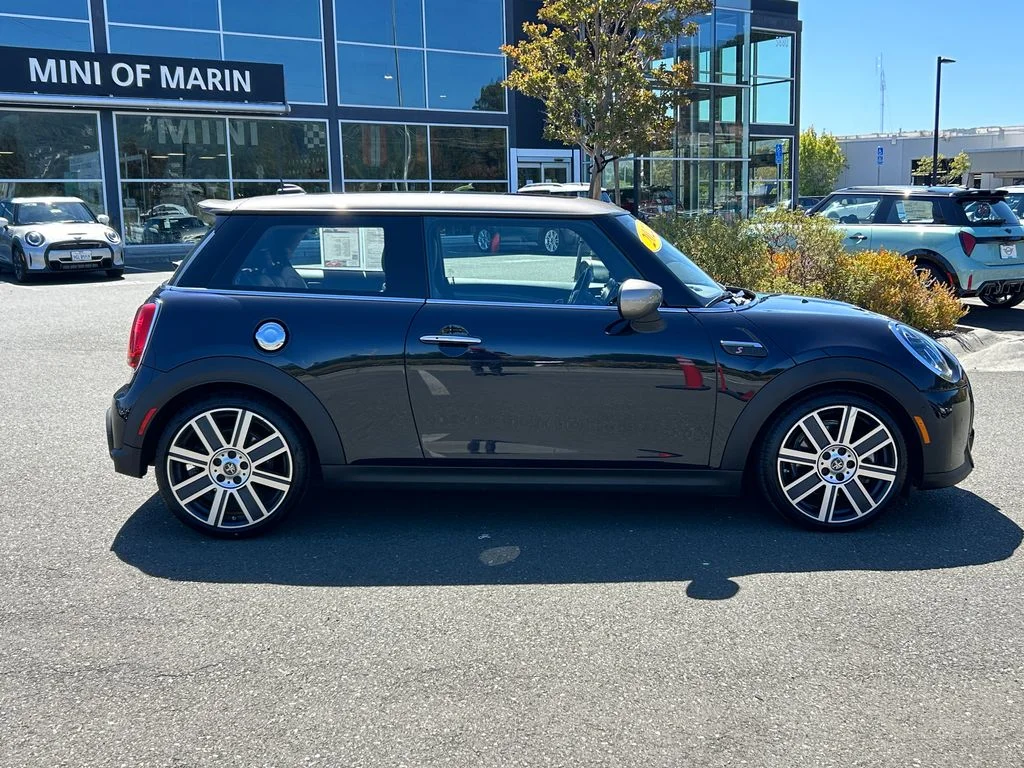Used 2022 MINI Yours Enigmatic Black met MINI Iconic image 6