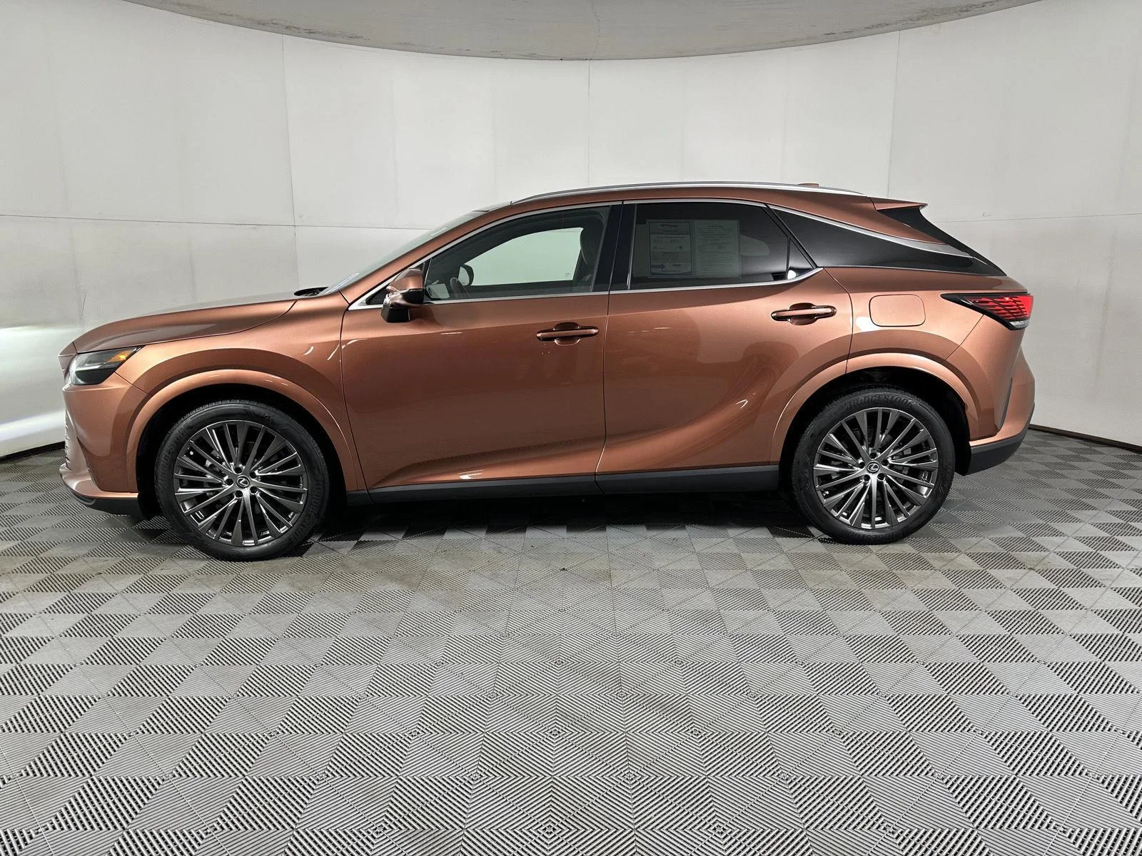 Used 2023 Copper Crest Lexus RX 350h Luxury image 3