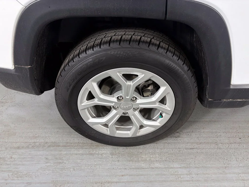 Used 2024 White Jeep Latitude image 10