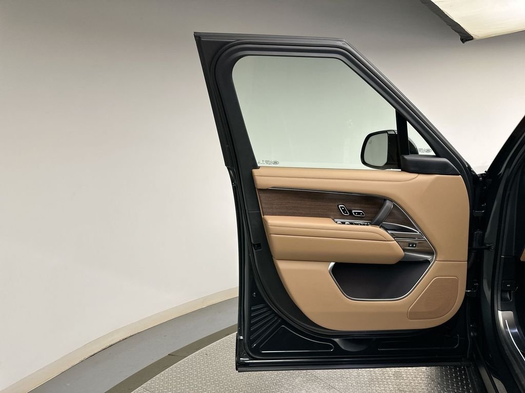 New 2026 Belgravia Green Land Rover SE image 9