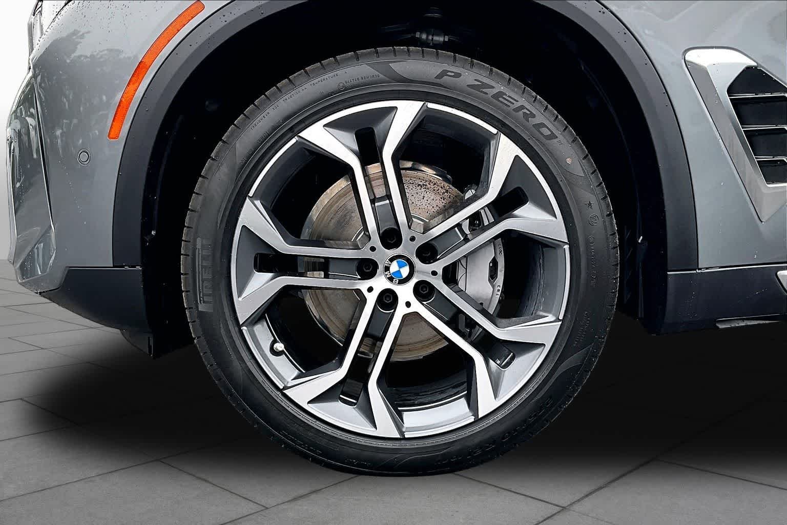 New 2026 Skyscraper Grey Metallic BMW xDrive40i image 11