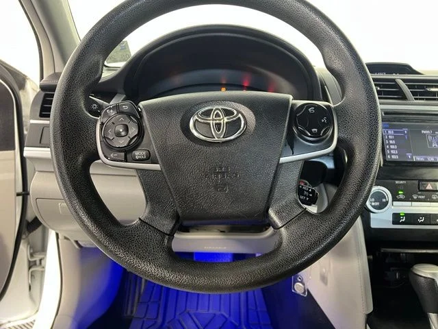 Used 2014 White Toyota LE image 20