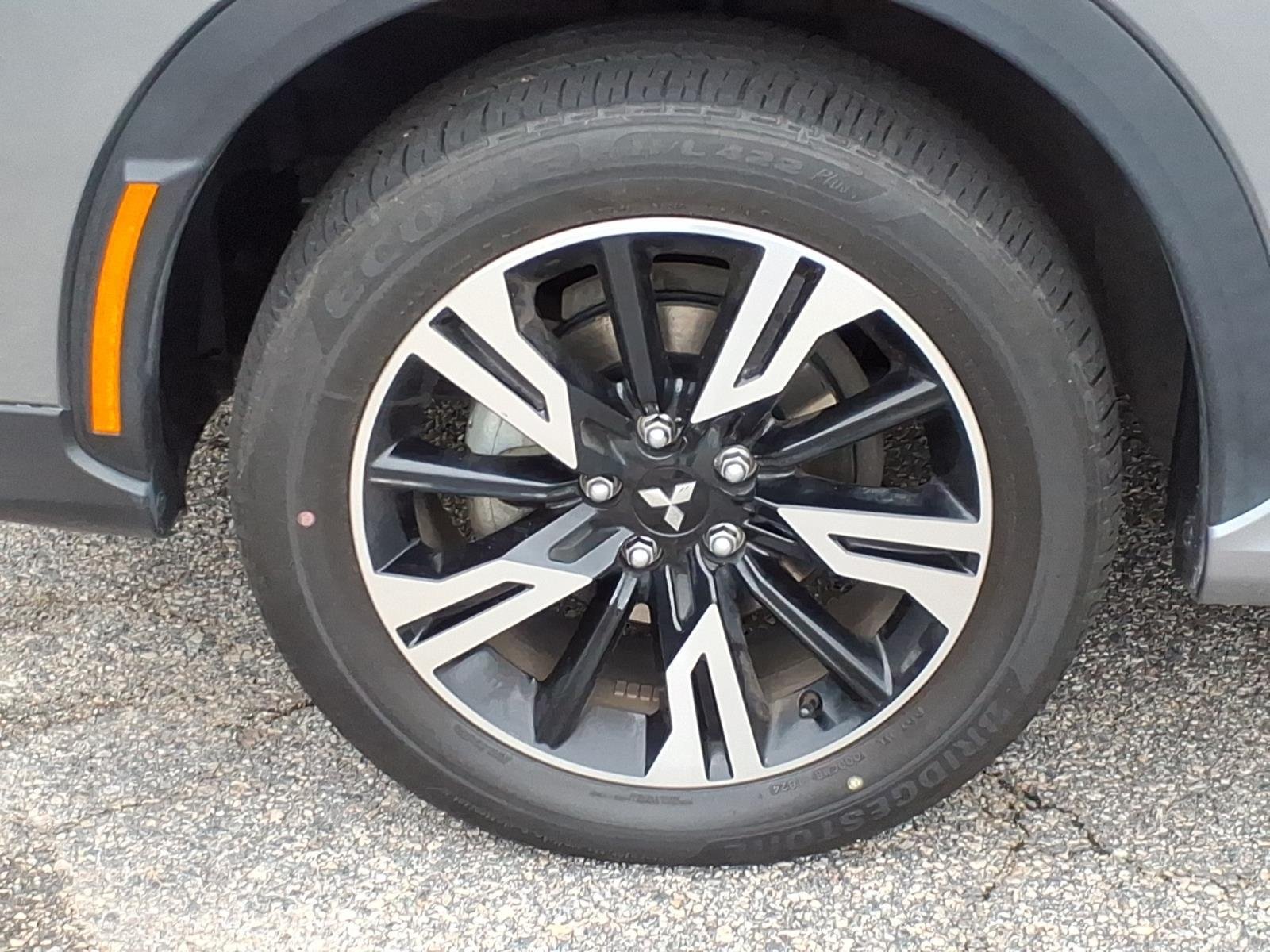 Used 2024  MITSUBISHI  image 4