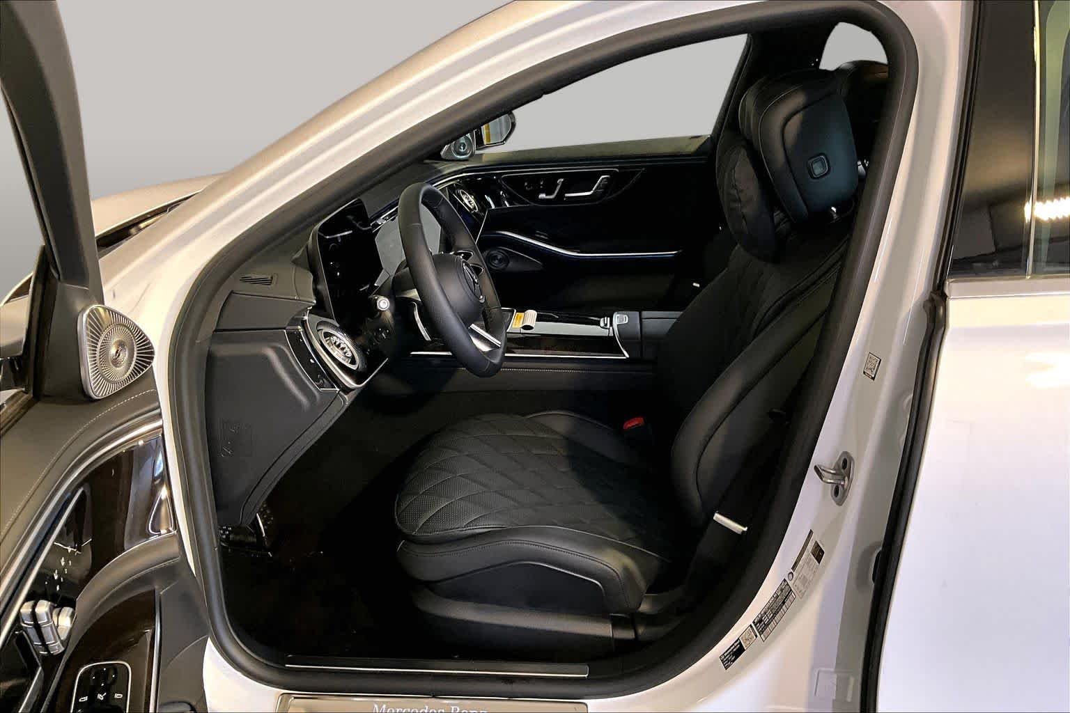 New 2027 MANUFAKTUR Moonlight White Metallic Mercedes-Benz S 580 image 13