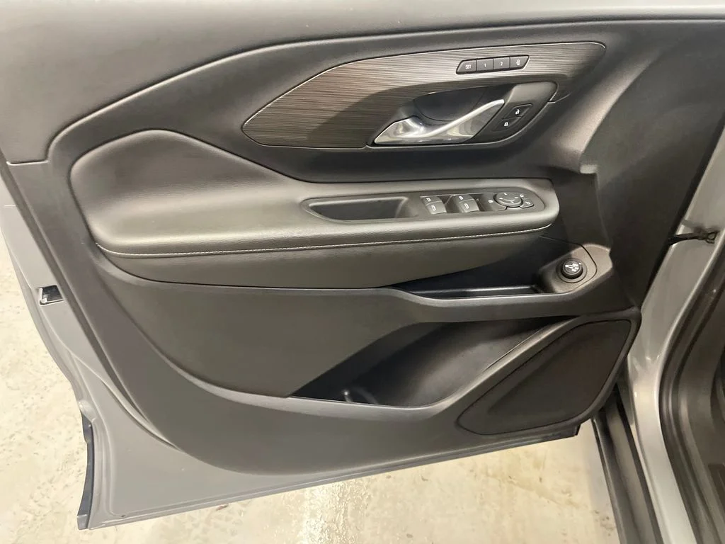 Used 2023 Silver GMC SLT image 15