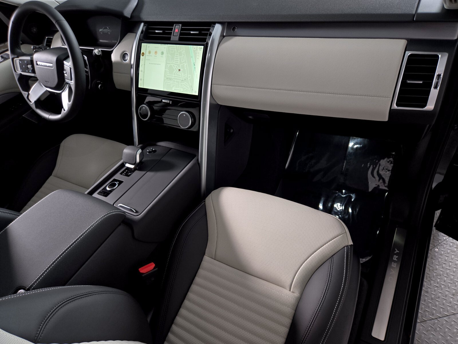New 2026 Santorini Black Land Rover Dynamic SE image 19