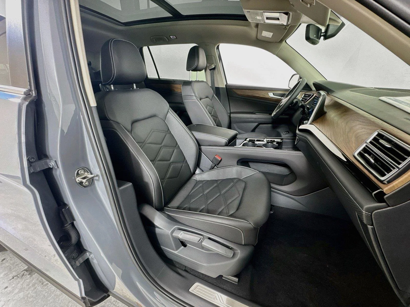 New 2026 Pure Gray Volkswagen 2.0T SE w/Technology image 29