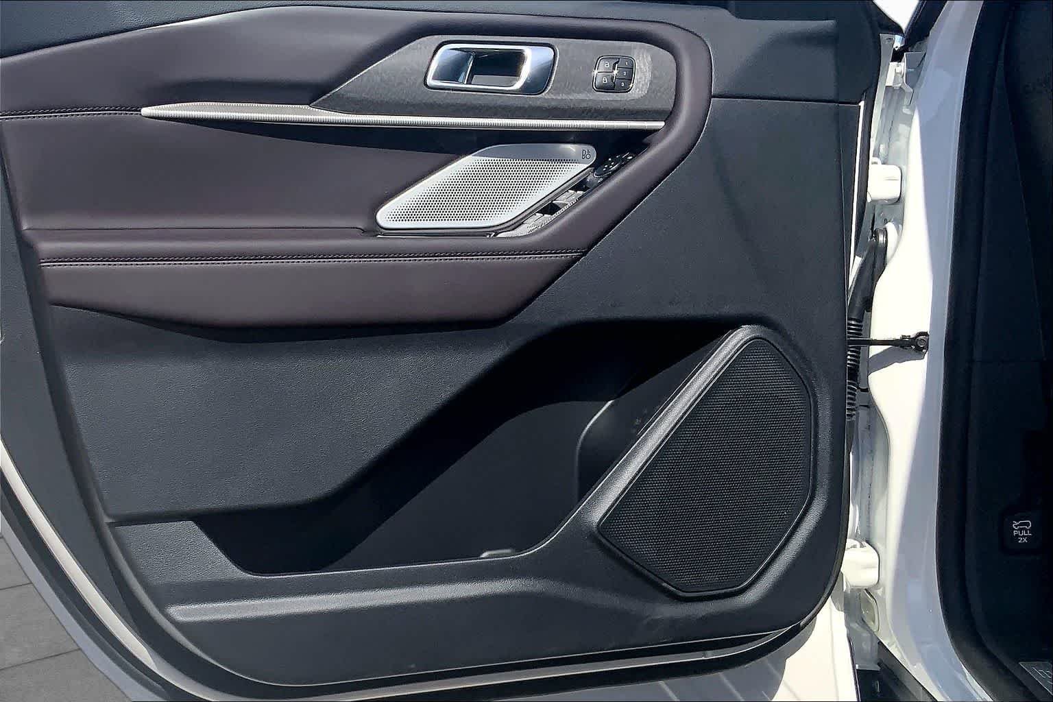 New 2026 Star White Metallic Tri-Coat Ford Platinum™ image 10