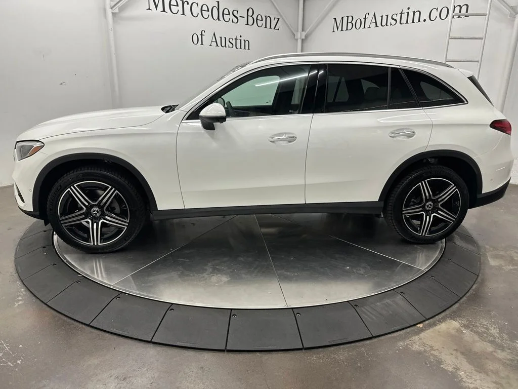New 2027 White Mercedes-Benz GLC 300 image 4