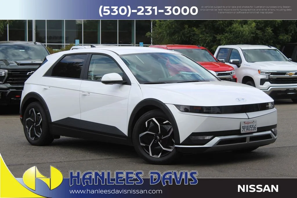 Used 2024 White Hyundai SEL image 1