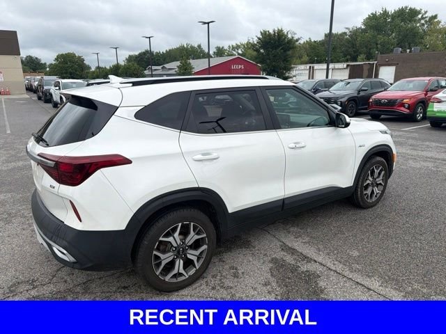 Used 2021 White Kia EX image 22