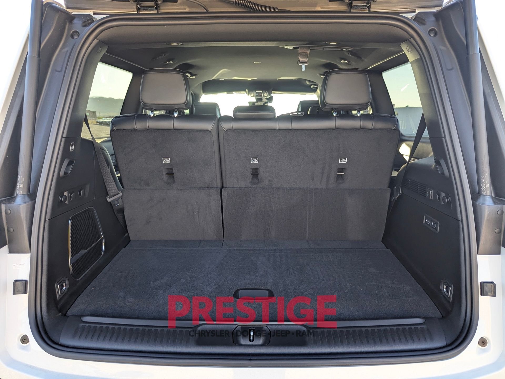 New 2026 Bright White Clear-Coat Exterior Paint Jeep Limited Altitude image 7