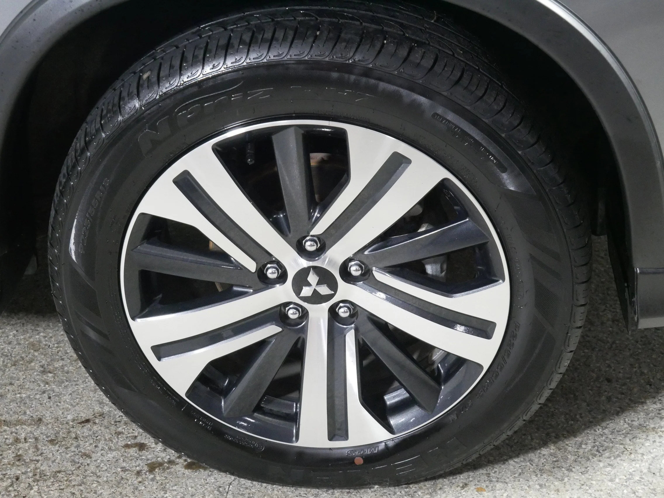 Used 2025 Mercury Gray Metallic Mitsubishi ES image 15