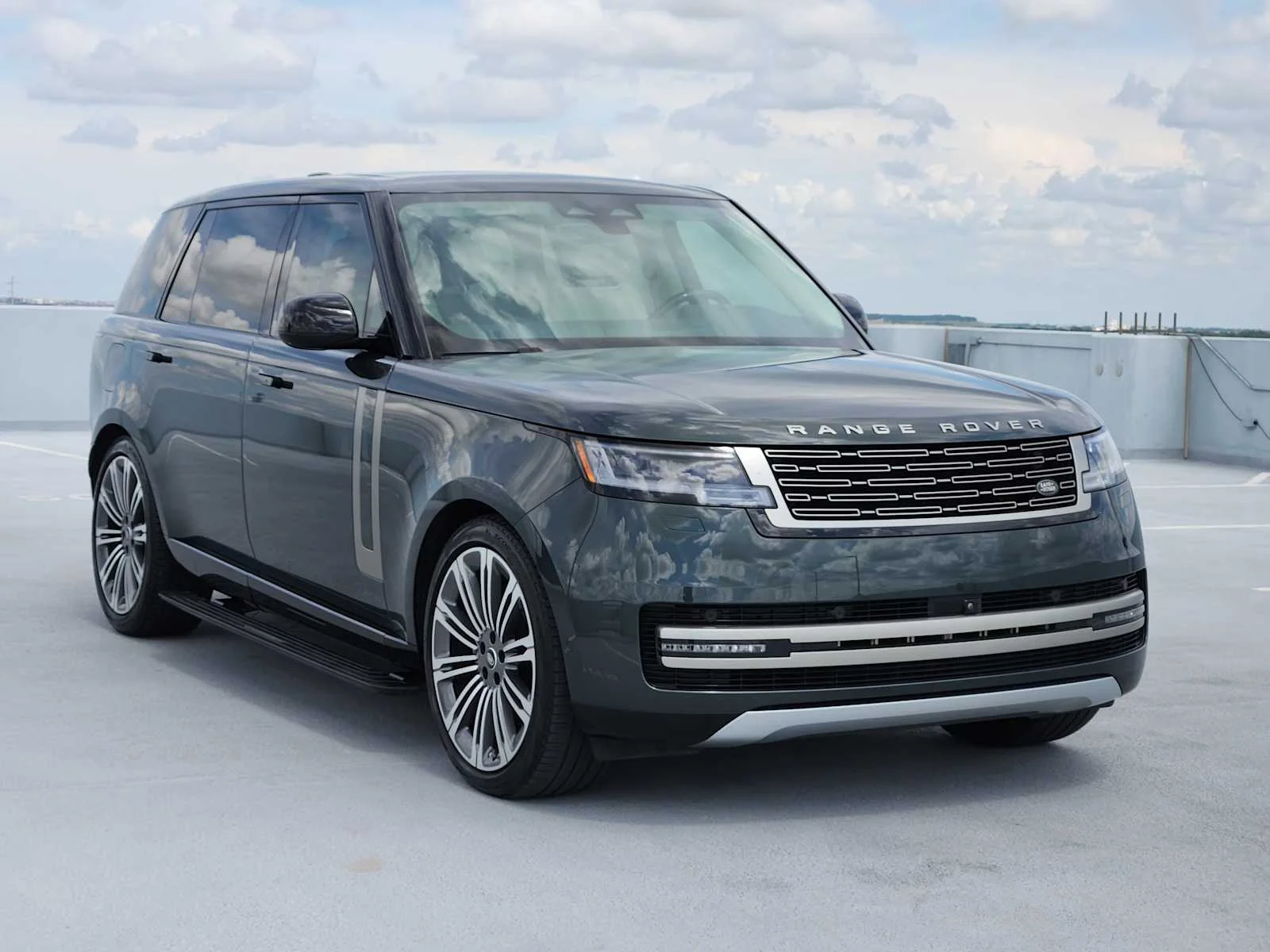 Certified Used 2024 Belgravia Green Metallic Land Rover SE image 3