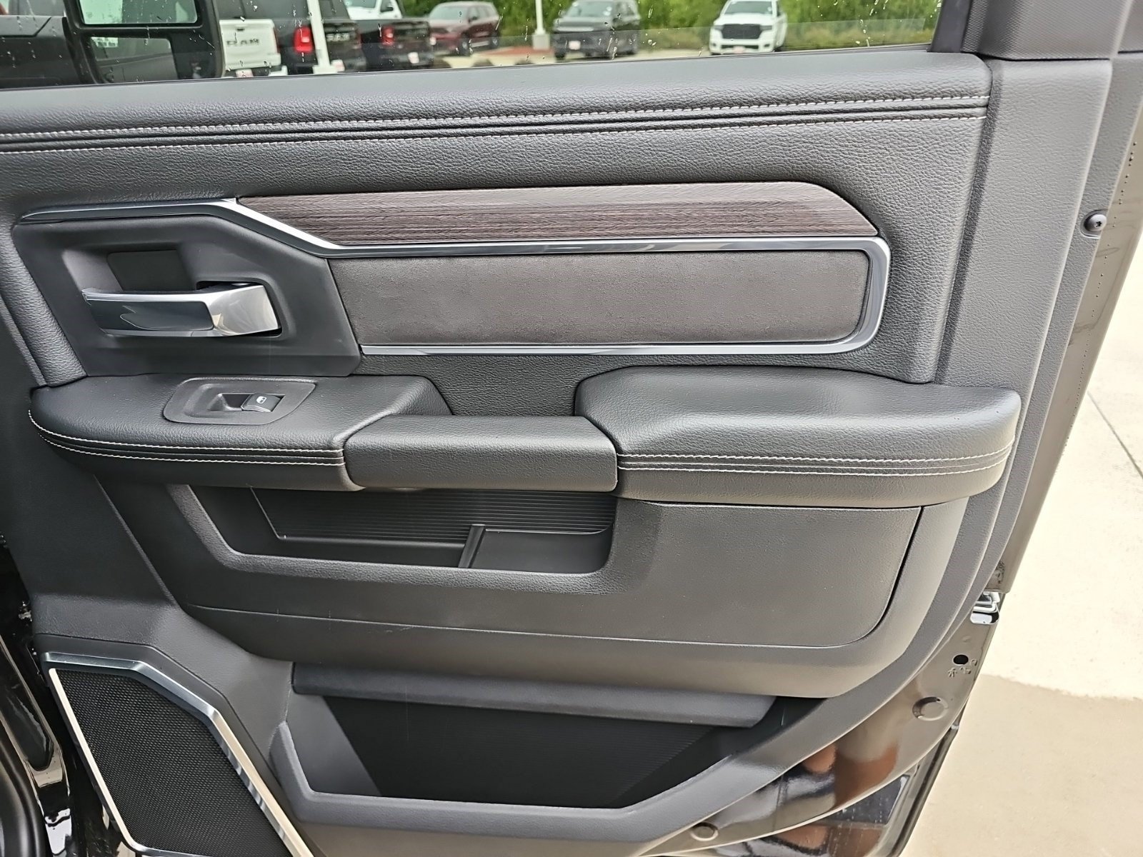New 2026 Diamond Black Crystal Pearlcoat Ram Laramie image 15