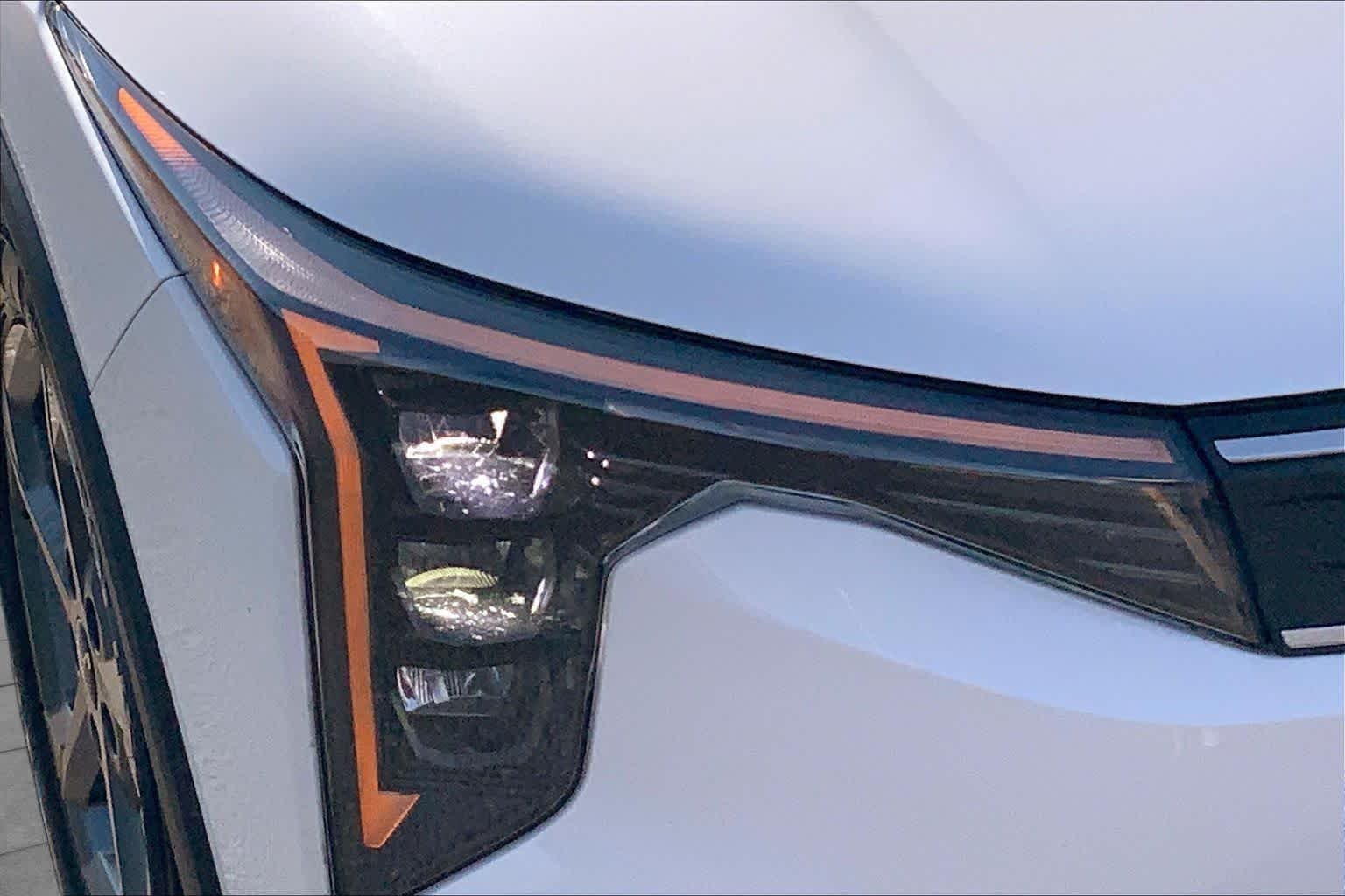 Used 2025 Snow White Pearl Kia LXS image 28