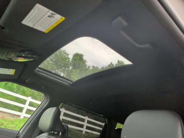 New 2027 Glacial White Pearl Kia EX image 21