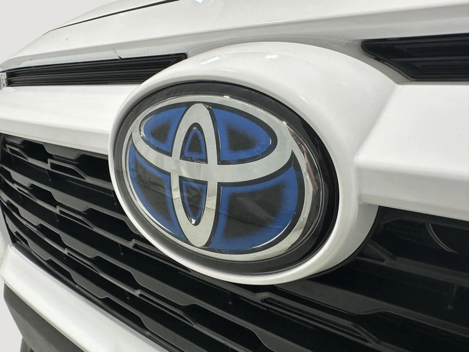 Used 2024 Ice Cap Toyota Hybrid LE image 28