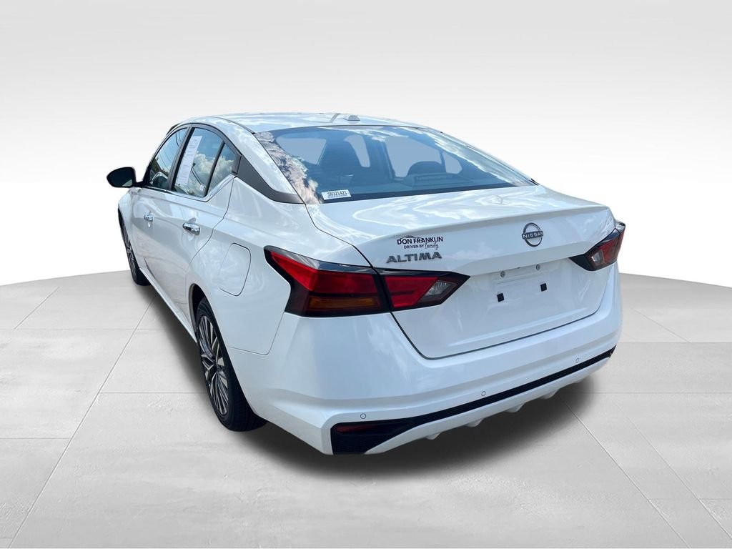 Used 2025 White Nissan 2.5 SV image 3