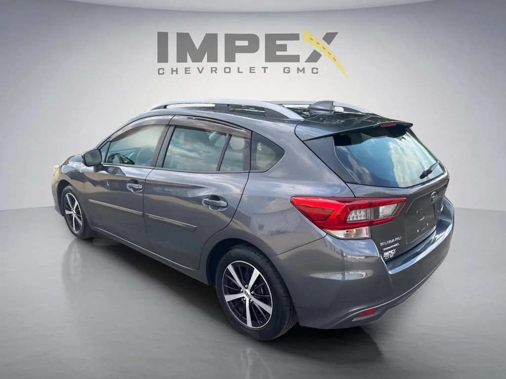 Used 2020  Subaru Premium image 3