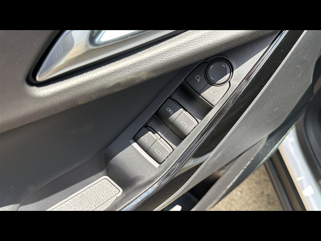 2027 Chevrolet Equinox LT - Photo 8