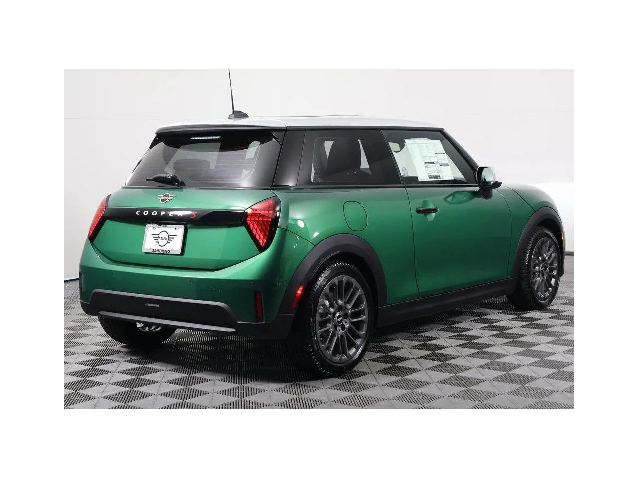 New 2026 British Racing Green IV Metallic MINI SIGNATURE PLUS image 2