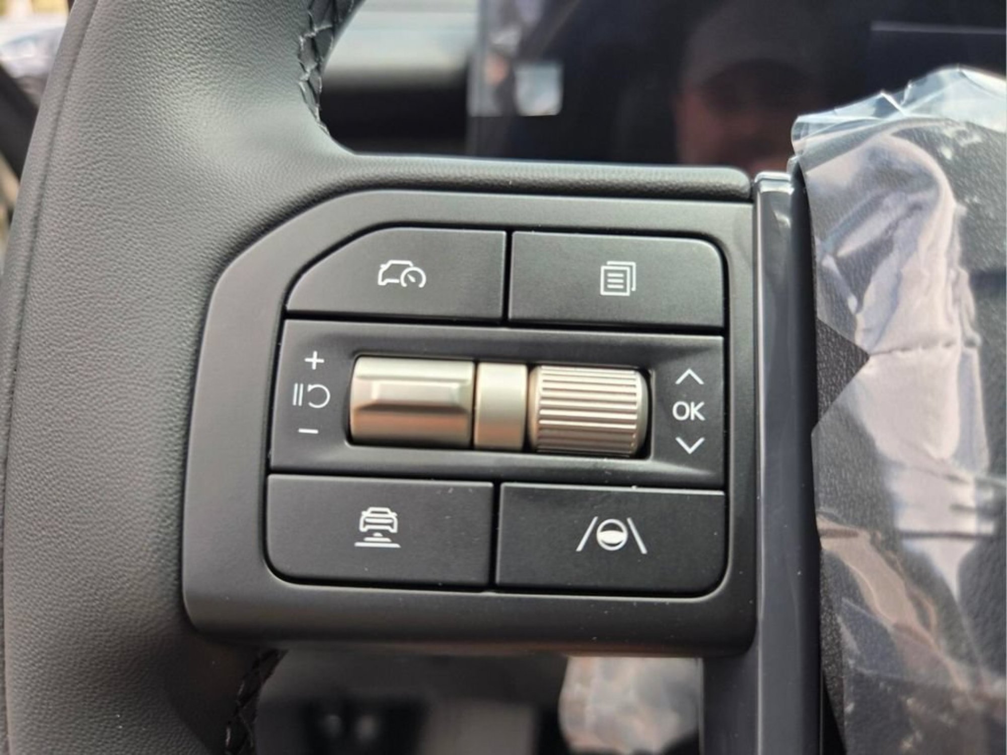 New 2027 Ivory Silver Kia EX image 23
