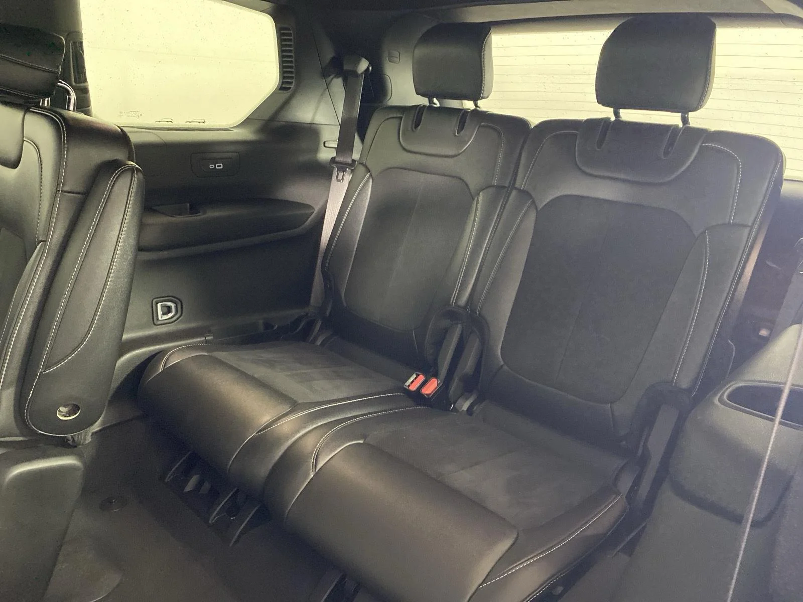 Used 2024 Diamond Black Crystal Pearlcoat Jeep Altitude image 10