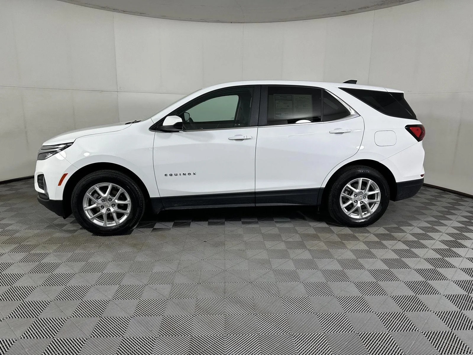 Used 2024 Summit White Chevrolet LT image 3