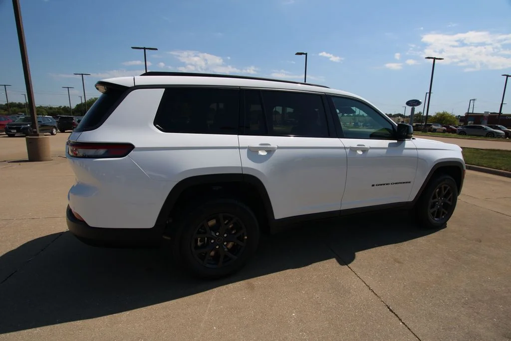 New 2027 Bright White Clear-Coat Paint Jeep Laredo Altitude image 5