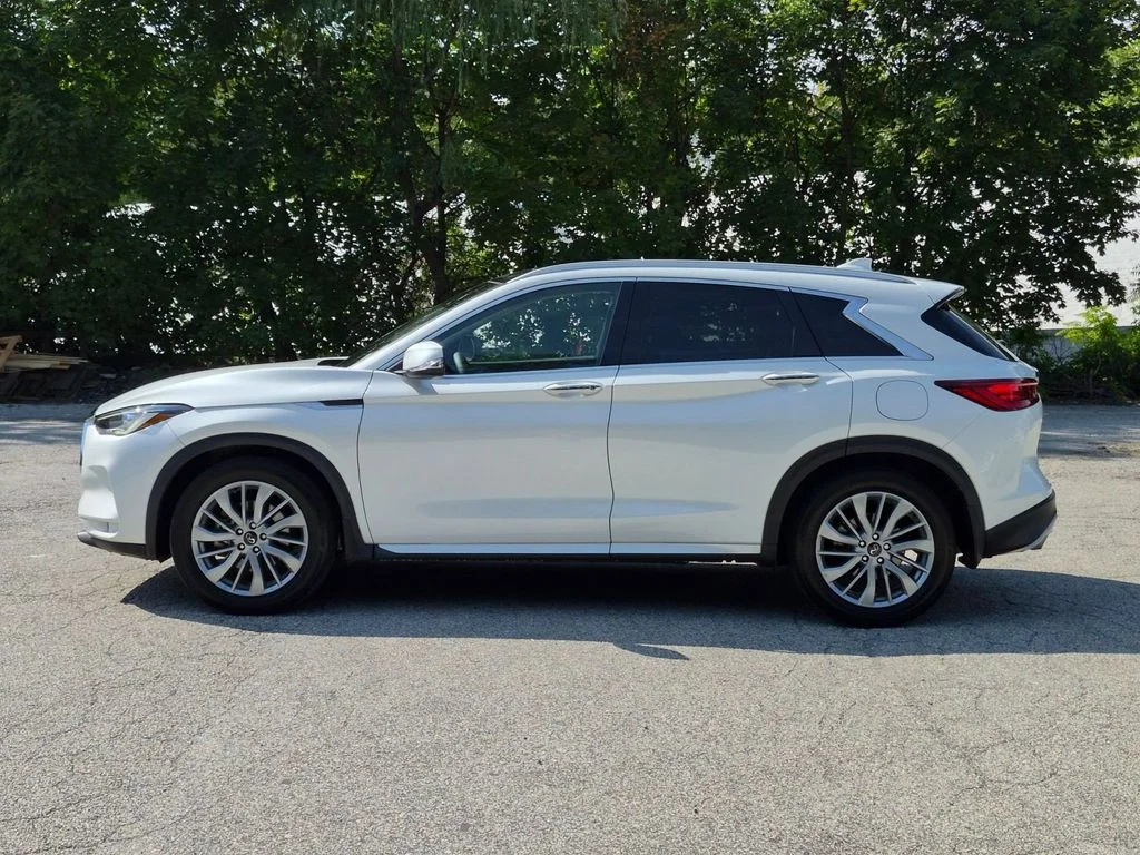 Used 2023 White INFINITI LUXE image 9