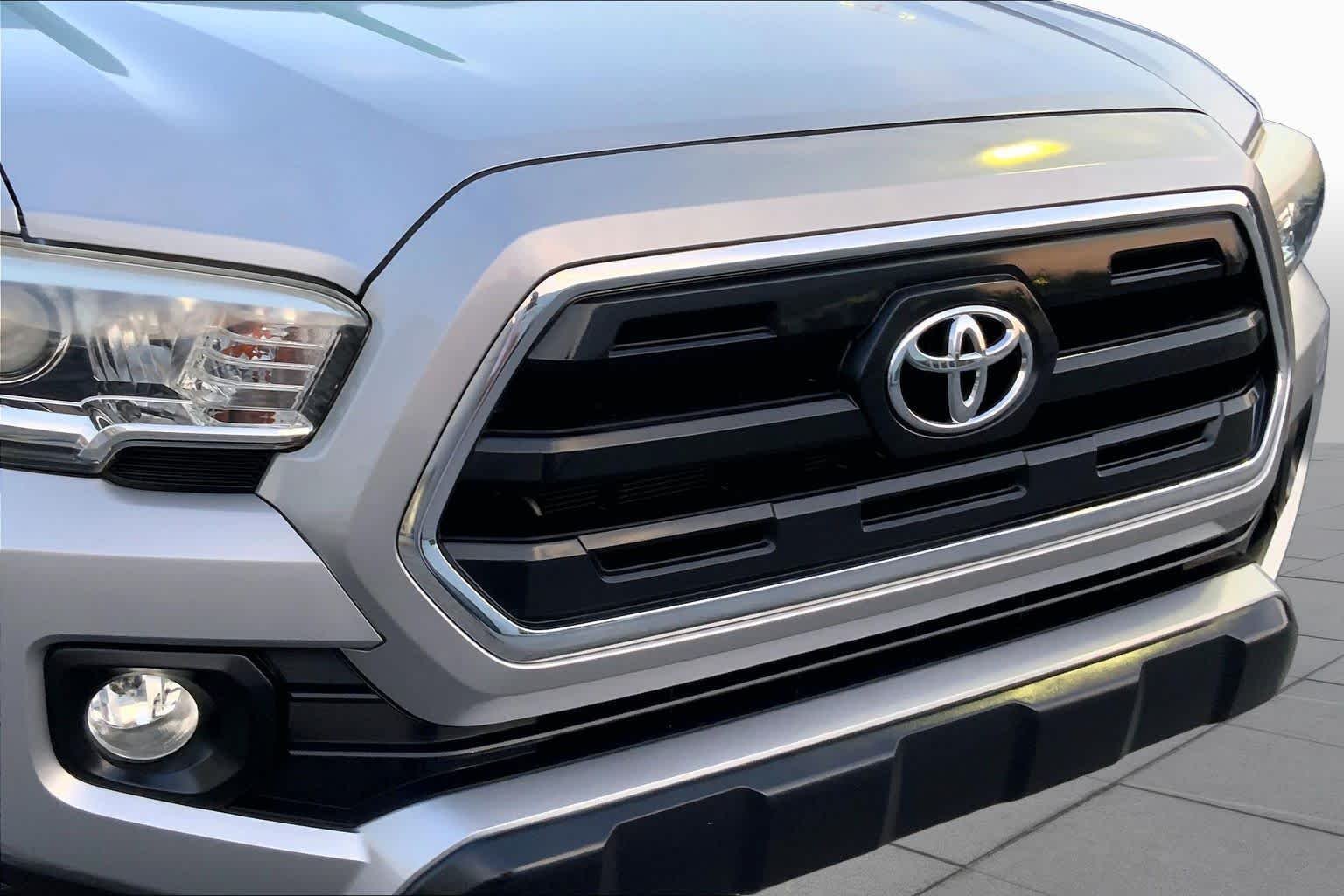 Used 2016 Silver Sky Metallic Toyota SR5 image 27