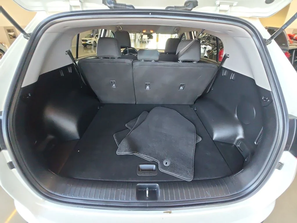 Used 2021 White Kia LX image 23