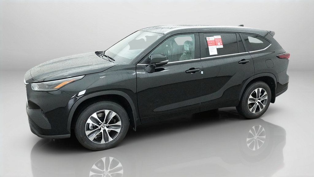 New 2026 Midnight Black Metallic Toyota XLE image 3
