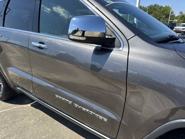Used 2019 Gray Jeep Limited image 28