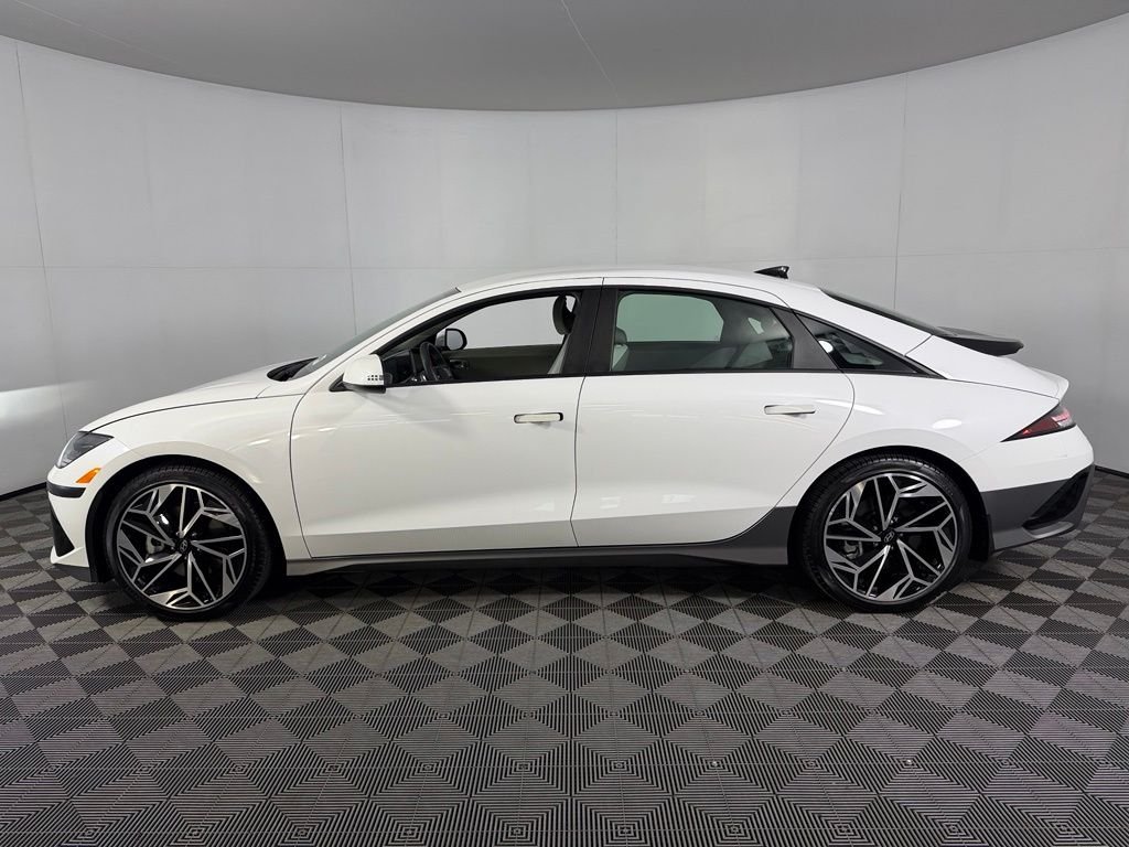 Used 2025 White Hyundai SEL image 11